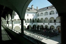 Alte Burg s Muzeem moderního umění.