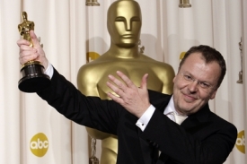 Stefan Ruzowitzky se raduje z Oscara.