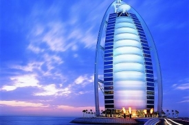 Známý dubajský hotel Burj Al Arab ve tvaru plachetnice.