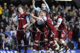 Fotbalisté Burnley oslavují penaltové vítězství nad Chelsea.