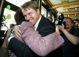 Radost Bursíka a Kuchtové po volbách v roce 2006.