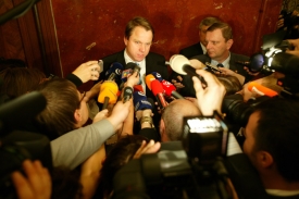 Martin Bursík hovoří s novináři po ukončení večerního jednání.
