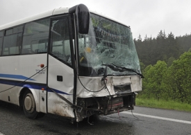 Na místě neštěstí bylo zraněno pět cestujících z autobusu.