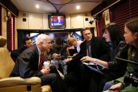 John McCain na palubě svého volebního autobusu.