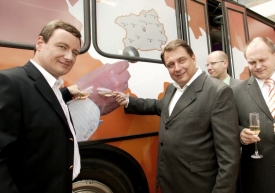 Autobus pokřtil lídr kandidátky David Rath a šéf ČSSD Jiří Paroubek.