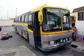 Autobus z peruánské Tacny do Arequipy, ráj bus-shopperů.