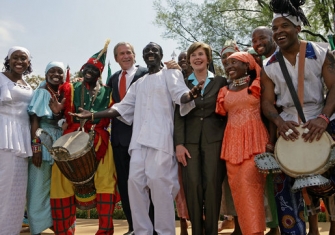S tanečníky ze západu Afriky. Bush udělal pro Afričany hodně.