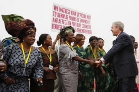 George Bush po příjezdu do Afriky.