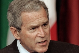 Prezident George Bush hovoří se členy koaličních sil během návštěvy letecké základny MacDill.