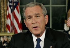 George Bush oznamuje částečné stažení vojáků z Iráku.
