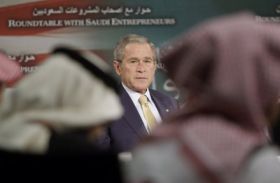 George Bush přijel do Saudské Arábie hledat spojence.