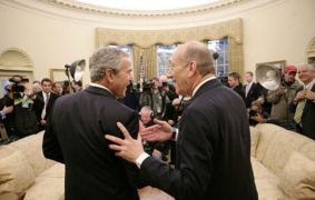 Bush a Olmert. Spojenectví ve zbrani.