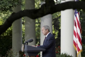Americký prezident George Bush při projevu v Růžové zahradě.