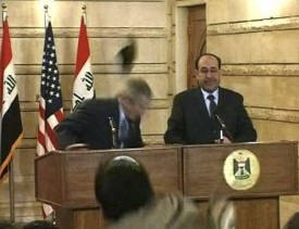 Bush v Bagdádu duchapřítomně uhýbá letící botě.