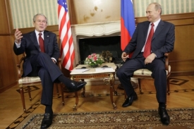 George Bush a Vladimír Putin při posledním setkání v ruském Soči.