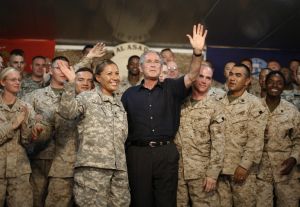 Preziden Bush se přišel pozdravit s vojáky