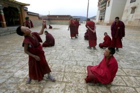 Klid po bouři? Mniši debatují v klášteře v Lhase, 20. března 2008.