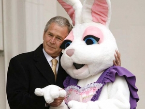 Někdo ho má přece jen rád. Bush s velikonošním zajicem u Bílého domu.
