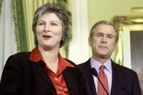 Hughesová a Bush v roce 2004