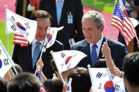 Americký prezident George Bush a jeho jihokorejský protějšek.