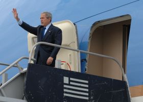 Letím. George Bush má zatím letenku do Pekingu v kapse.