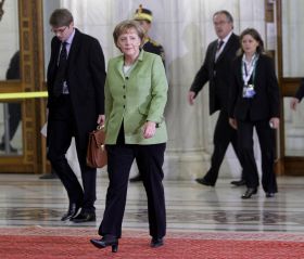 Merkelová: Dveře NATO pro Ukrajonu a Gruzii otevřené. Ještě ale ne.