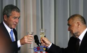 Na alianci! Americký prezident Bush a jeho chorvatský protějšek Mesič.