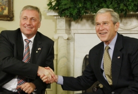 Český premiér Mirek Topolánek a americký prezident George Bush.