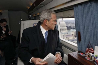 Bush se dívá na Kapitol a Bílý dům během letu do Texasu.