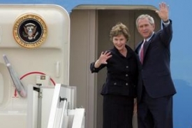 Ilustrační foto - George Bush s chotí po přistání na ruzyňském letišti