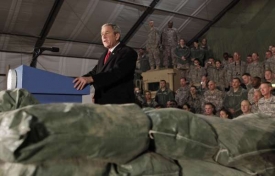Bush naposledy u amerických vojáků v Iráku.