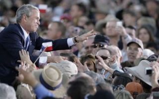 Bushe vítaly doma v Texasu tisíce lidí.