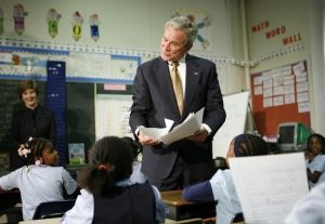 George Bush u dětí ve škole v Philadelphii.