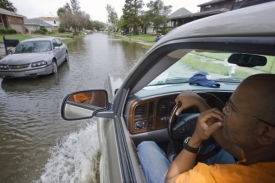 Zaplavené ulice na předměstí New Orleansu.