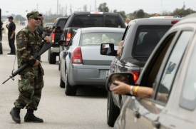 První kolony navrátilců do New Orleansu na checkpointu.
