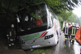 Lidé v autobuse byli naštěstí zraněni jen lehce.