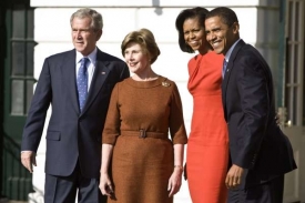 Ještě prezident USA Bush a jeho následovník Obama s manželkami.
