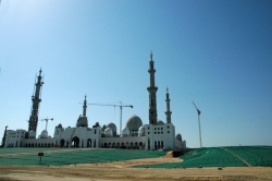 Minarety mešity v Abú Zabí se vypínají do výšky 107 metrů.