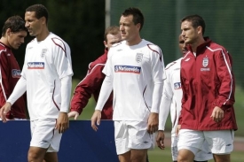 Hráči Anglie (zleva) Rio Ferdinand, John Terry a Frank Lampard.