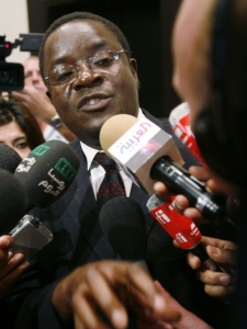 Mugabeho tiskový mluvčí George Charamba v obležení novinářů.
