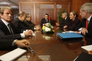 Egyptský prezident (uprostřed) s delegací EU v Šarm aš Šajchu.
