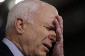 John McCain má s Českou republikou problémy.
