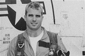 McCain jako pilot ve Vietnamu řed letadlem Skyhawk.
