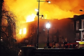 Londýnskou tržnici v Camdenu zachvátil v sobotu požár.
