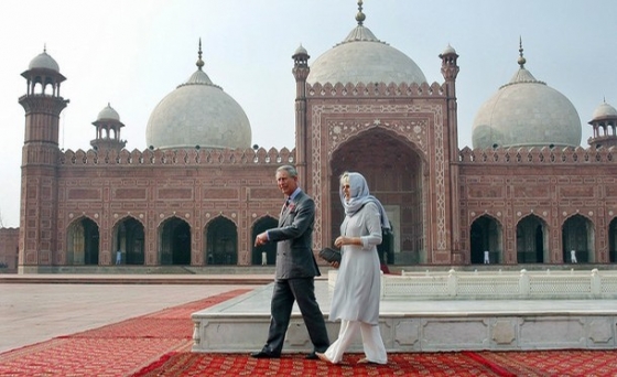 Charles a Camilla před mešitou v Lahore, Pákistán, 2006.