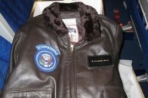 Bushův dárek Brownovi: kožená bunda.