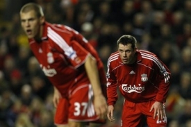 Fotbalový obránce Liverpoolu Jamie Carragher (vpravo).