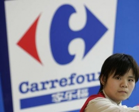Čína demonstruje proti Carrefouru.