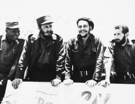 Fidel Castro během vojenské přehlídky spolu s Che Guevarou, 60. léta.