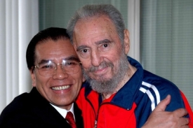Sobotní setkání Fidela Castra a Nong Duc Manhema.